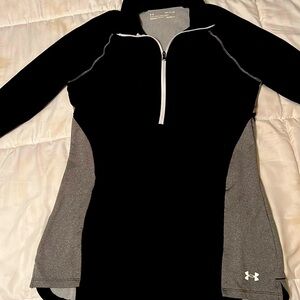 Under Armour Black and Gray Women's Top front pocket EUC